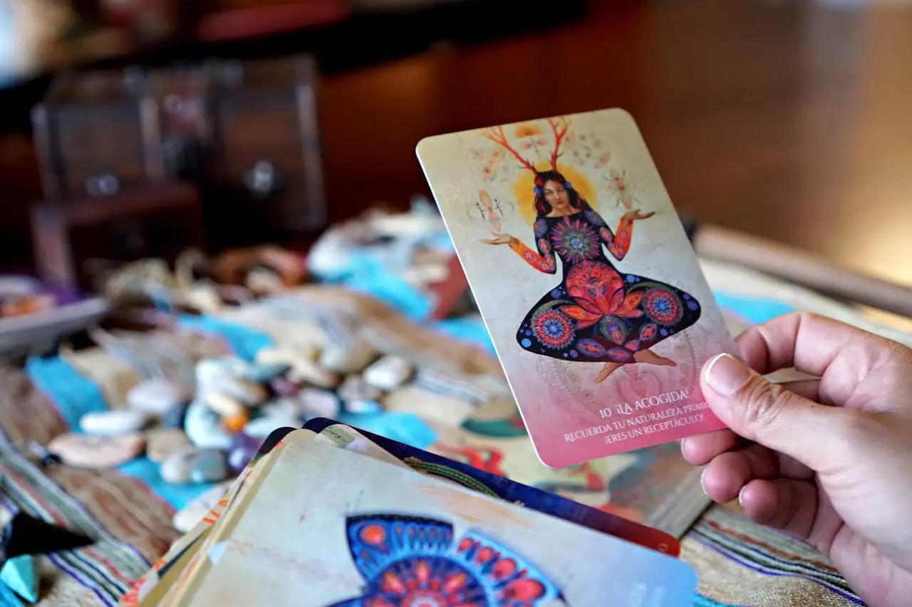 Tarotista profesional realizando lectura de cartas las 24 horas